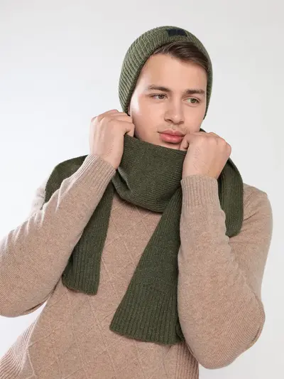 Шапка и шарф зеленого цвета в подарочной упаковке